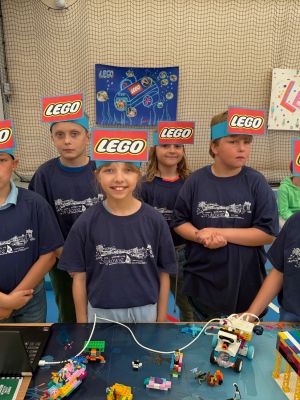 Trzecioklasiści na wystawie Łego ze swoimi projektam Trzecioklasiści na wystawie Łego ze swoimi projektam