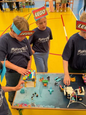 Trzecioklasiści na wystawie Lego ze swoimi projektam Trzecioklasiści na wystawie Lego ze swoimi projektam