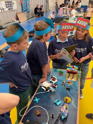 Naszego zespół trzecioklasistów na wystawie Lego ze swoim projektami. Naszego zespół trzecioklasistów na wystawie Lego ze swoim projektami.