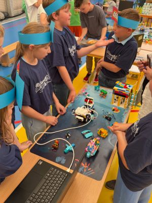 Nasz zespół trzecioklasistów na wystawie Lego ze swoim projektami. Nasz zespół trzecioklasistów na wystawie Lego ze swoim projektami.