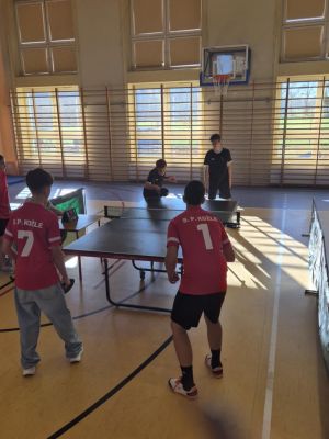 Pojedynek deblowy naszych chłopc&oacute;w z rywalami ze Szkoły Podstawowej w Koźlu.