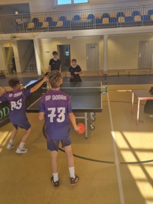 Nasi chłopcy grają mecz deblowy z zawodnikami ze Szkoły Podstawowej w Dobrej.