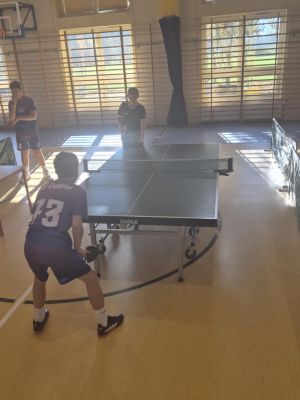 Jakub z naszej szkoły rozgrywa zacięty mecz z zawodnikiem ze Szkoły Podstawowej w Dobrej.