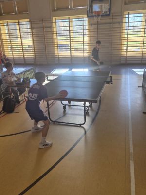 Adrian toczy zacięty mecz z zawodnikiem ze Szkoły Podstawowej w Dobrej.