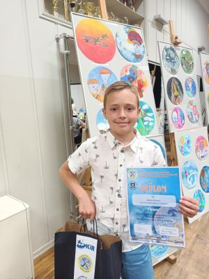 Chwila dumy - nasz uczeń Jakub Binias z nagrodą za I miejsce w konkursie plastycznym. Chwila dumy - nasz uczeń Jakub Binias z nagrodą za I miejsce w konkursie plastycznym.
