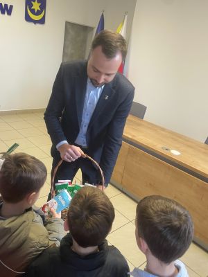 Pan Burmistrz dziękuje uczniom za złożone życzenia i wręcza poczęstunek.