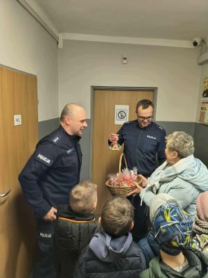 Uczniowie podczas wizyty w komisariacie