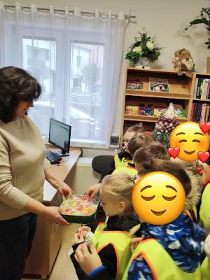 uczniowie podczas wizyty w gminnej bibliotece w strykowie.