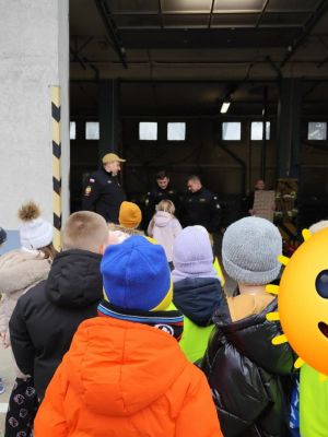 Uczniowie podczas wizyty w Ochotniczej Straży Pożarnej.