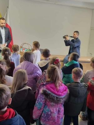 Uczniowie składają świąteczne życzenia Panu Burmistrzowi.