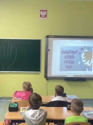 Pielęgniarka podczas prelekcji uczy uczni&oacute;w prawidłowego mycia rąk.