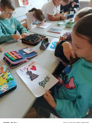 Uczniowie pracują z zangażowaniem