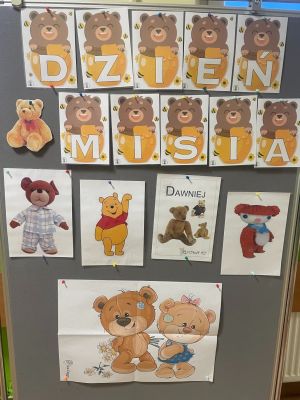 Wystawa na korytarzu znanych misi&oacute;w.