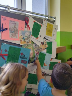 Uczniowie kl.2a przy wystawce swoich prac.