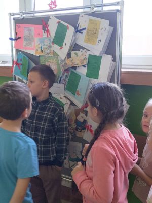 Uczniowie kl.2a przy wystawce swoich prac.