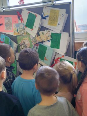 Uczniowie kl.2a przy wystawce swoich prac.