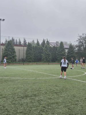 Mecz między zespołami z SP Nr 2 z Strykowa, a dziewczętami z SP nr 204 (VI) z Łodzi. 