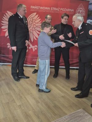 Wręczenie medalu oraz dyplomu Tomaszowi za zajęcie I miejsca w turnieju.