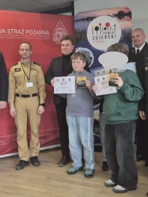 Laureaci konkursu pozują z medalami oraz dyplomami po zakończeniu turnieju.