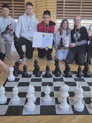 Uczniowie biorący udział w gminnych drużynowych zawodach szachowych.