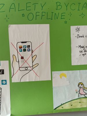 Plakat Zalety bycia offline w wykonaniu uczniów z klasy VIIa. Plakat Zalety bycia offline w wykonaniu uczniów z klasy VIIa.