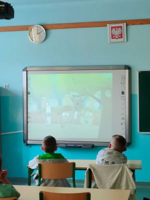 Uczniowie oglądają materiały o bezpieczeństwie. Uczniowie oglądają materiały o bezpieczeństwie.