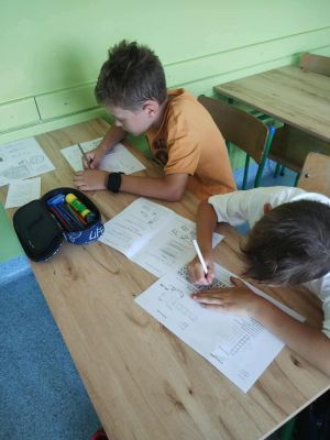 Uczniowie z zaangażowaniem rozwiązują różnorodne zadania i łamigłówki związane z zasadami bezpieczeństwa. Uczniowie z zaangażowaniem rozwiązują różnorodne zadania i łamigłówki związane z zasadami bezpieczeństwa.