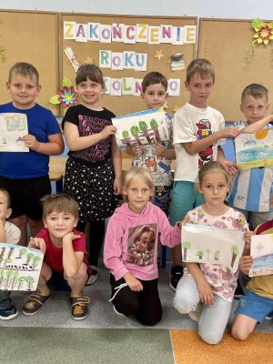 Dzieci z oddziału przedszkolnego wykonały rysunki przedstawiające zasady bezpiecznego zachowania podczas wypoczynku. Dzieci z oddziału przedszkolnego wykonały rysunki przedstawiające zasady bezpiecznego zachowania podczas wypoczynku.