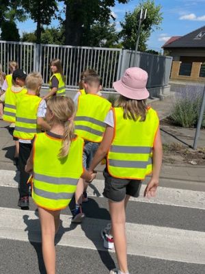 Bezpieczne przechodzenie przez uczniów w kamizelkach odblaskowych. Bezpieczne przechodzenie przez uczniów w kamizelkach odblaskowych.