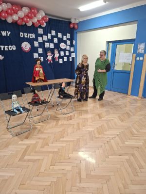 p. Kołacka prezentuje prowadzącą warsztaty p. Joannę Hrk ze Stowarzyszenia Tw&oacute;rczego Malowany młyn. 