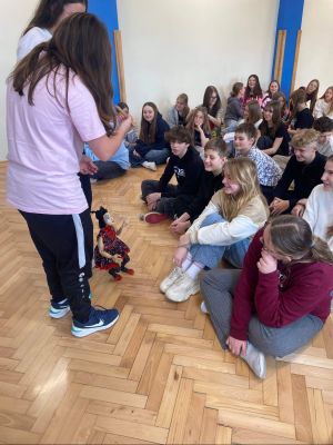 uczniowie klas 6 operują marionetkami i pr&oacute;bują pracy aktora- lalkarza