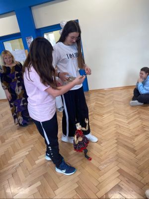 uczniowie klas 6 operują marionetkami i pr&oacute;bują pracy aktora- lalkarza