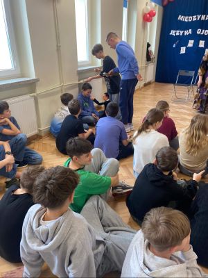 uczniowie klas 6 operują marionetkami i pr&oacute;bują pracy aktora- lalkarza