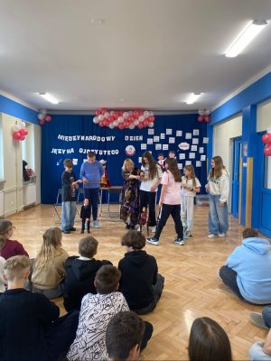 uczniowie klas 6 operują marionetkami i pr&oacute;bują pracy aktora- lalkarza