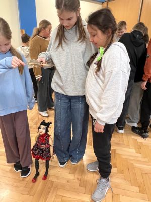 uczniowie klasy czwartej poruszają lalkami teatralnymi - marionetkami