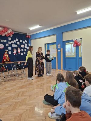 uczniowie klasy piątej wykonują ćwiczenia w poprawnym m&oacute;wieniu. 