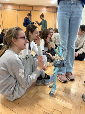 uczniowie klasy 5 witają się z lalką Arielką