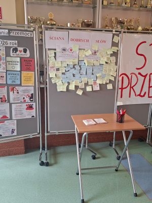 Tablica Dobrych Sł&oacute;w stworzona przez uczni&oacute;w