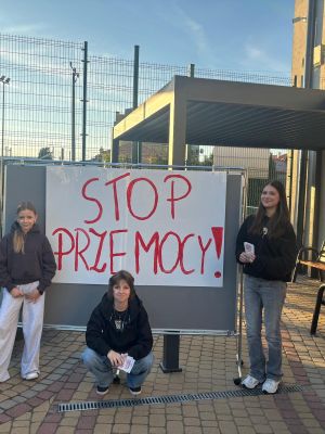 Uczennice przed szkołą rozdające ulotki