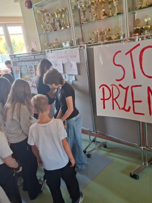 Uczniowie podczas przerwy tworzą tablicę dobrych sł&oacute;w