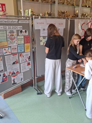 Uczniowie podczas przerwy tworzą tablicę dobrych sł&oacute;w
