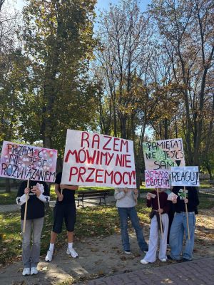 Uczniowie podczas wyjścia do społeczności lokalnej