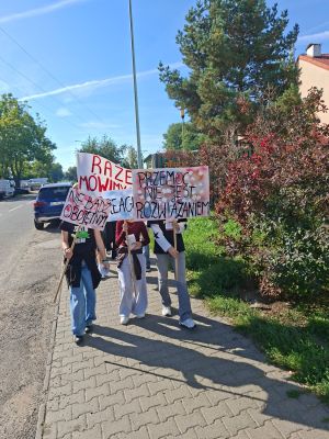 Uczniowie podczas wyjścia do społeczności lokalnej