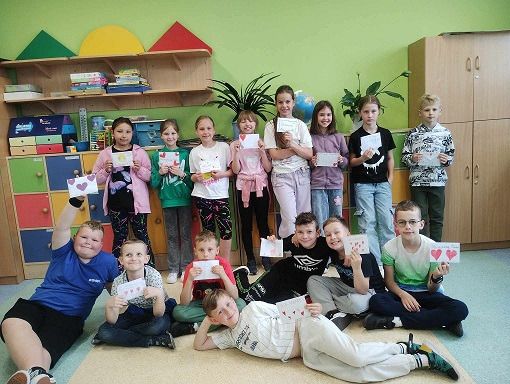 Uczniowie klasy III b z listami do swoich Mam.
