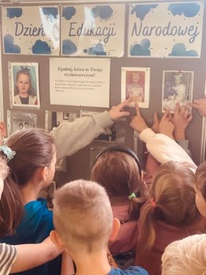 Uczniowie szukają swojej wychowawczyni na zdjęciach