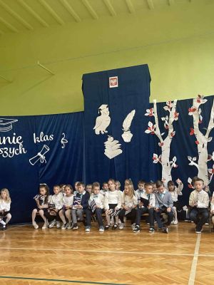 Uczniowie klas pierwszych na pamiątkowym zdjęciu. 