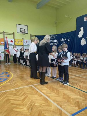 Uczniowie klasy 1c podczas wręczania dyplom&oacute;w.