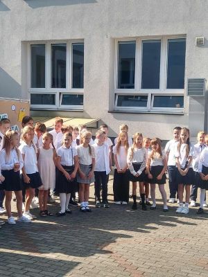 Część artystyczna w wykonaniu uczni&oacute;w z klas trzecich