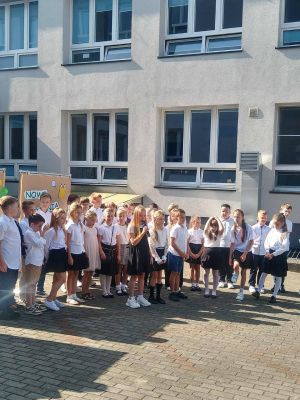 Część artystyczna w wykonaniu uczni&oacute;w z klas trzecich