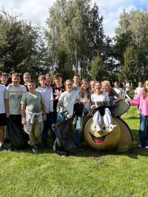 Uczniowie podczas akcji Sprzątanie Świata